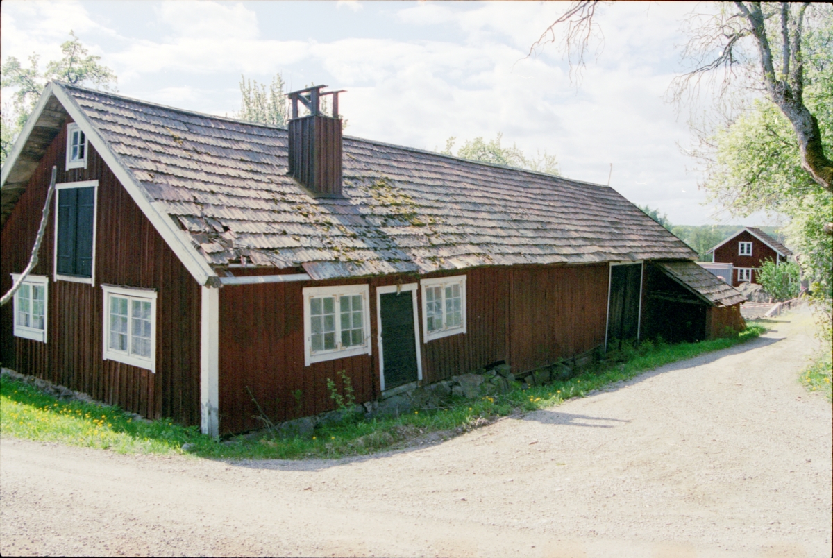 Ekonomibyggnader, Nederhassla 3:2, Häggeby socken, Håbo kommun, Uppland 2004