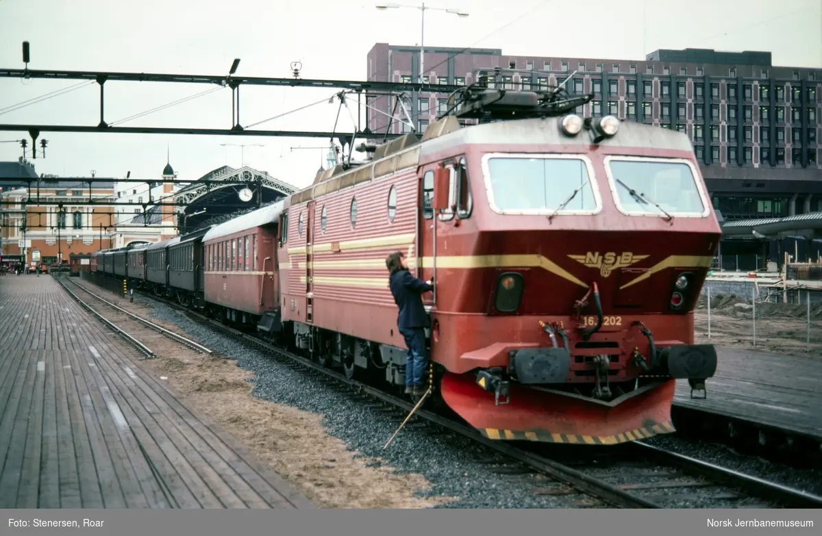 Elektrisk lokomotiv type El 16 nr. 2202 i rushtidstoget til Moss, "Ormen Lange".