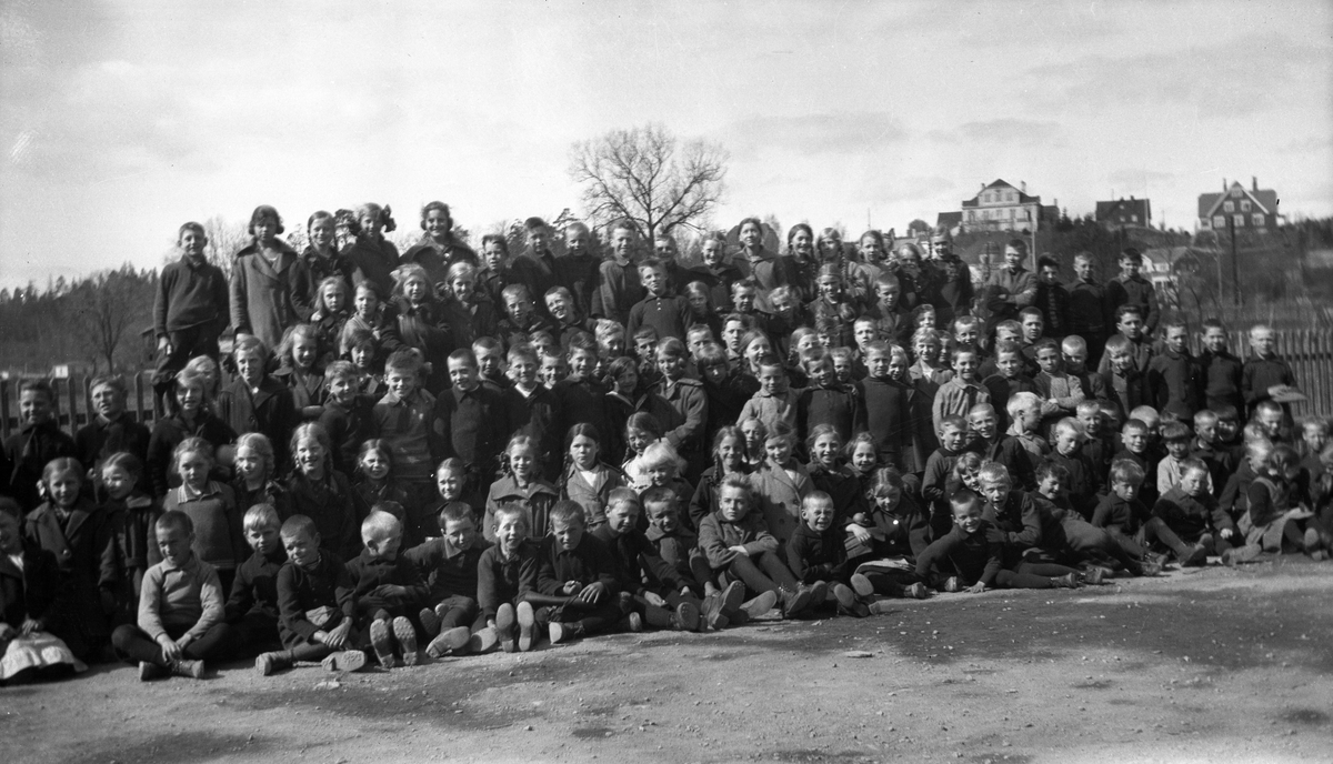 Skoleelever fra Skøyen skole oppstilt ved Bestumkilen, ca. 1920.