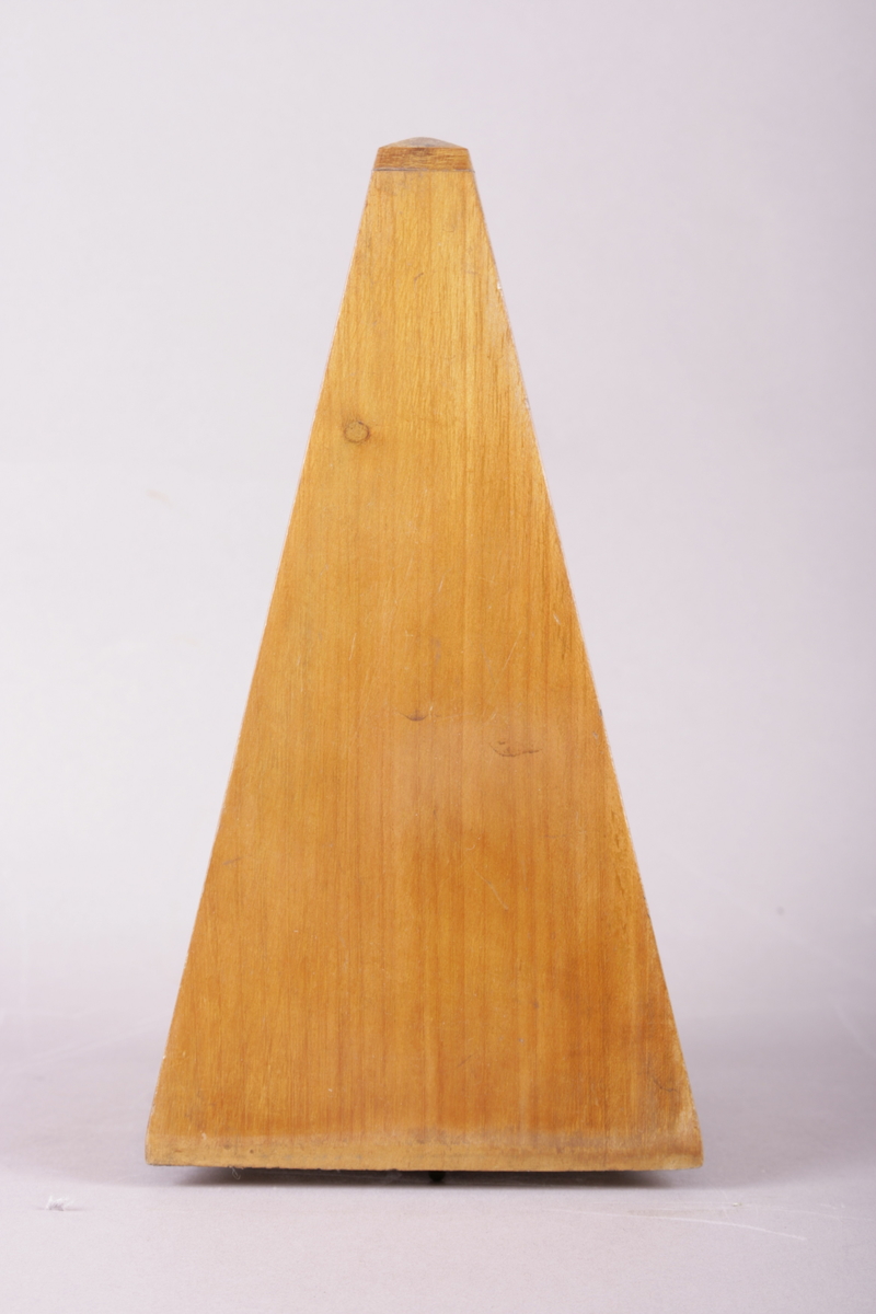 Pyramideformet metronom i mahogny.