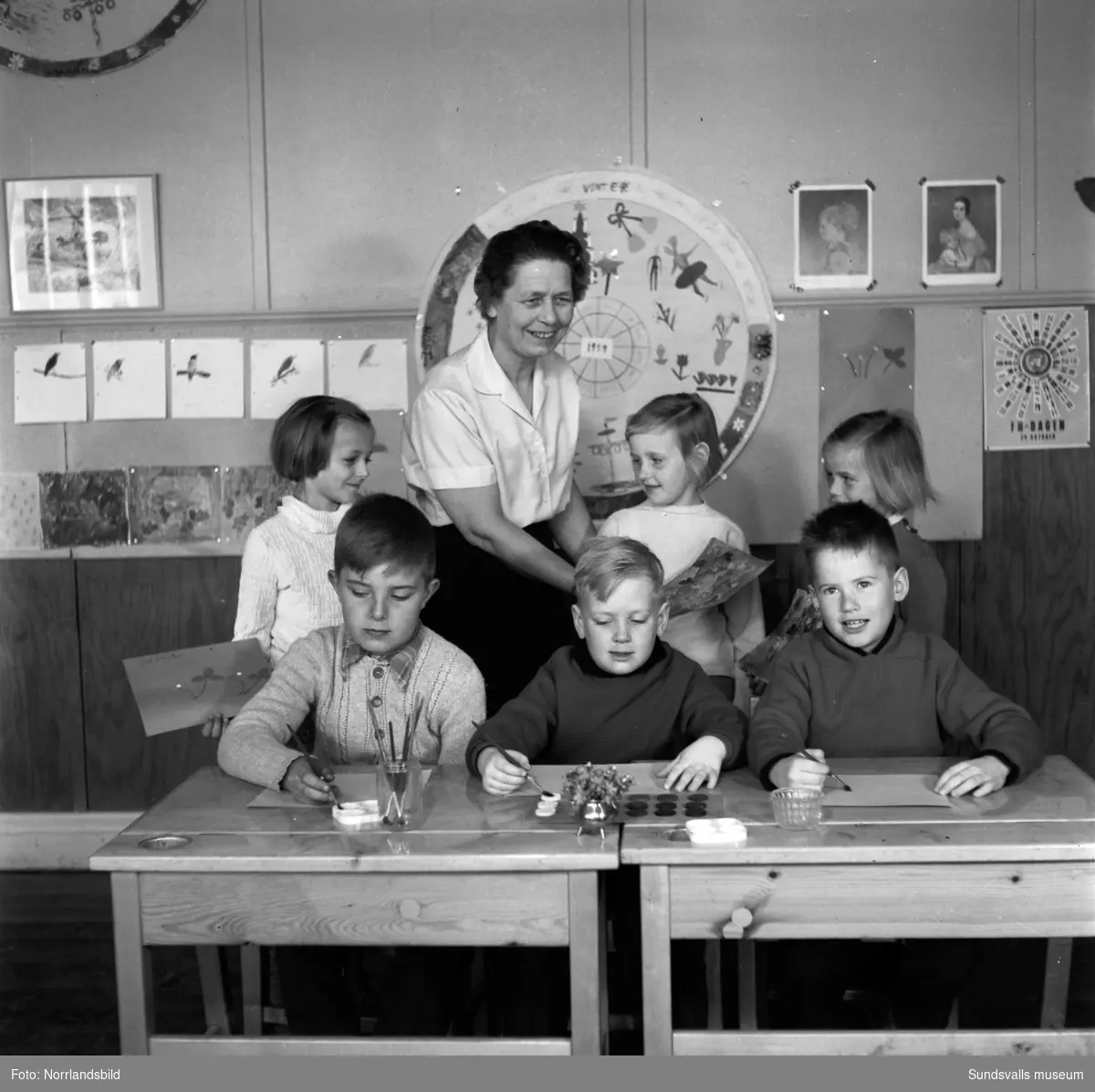 En småskoleklass 1959, teckning står på schemat. Möjligen Skönsbergs skola.