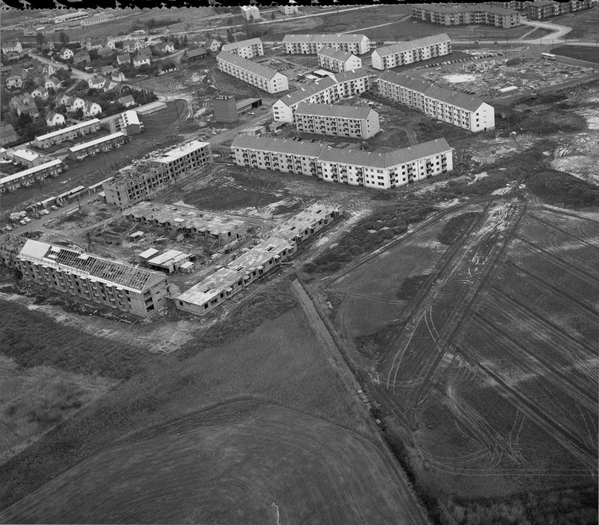 Byggnummer. Flygbilder. 
12 november 1958.
Byggnation av Tybble (Drakenbergsgatan).