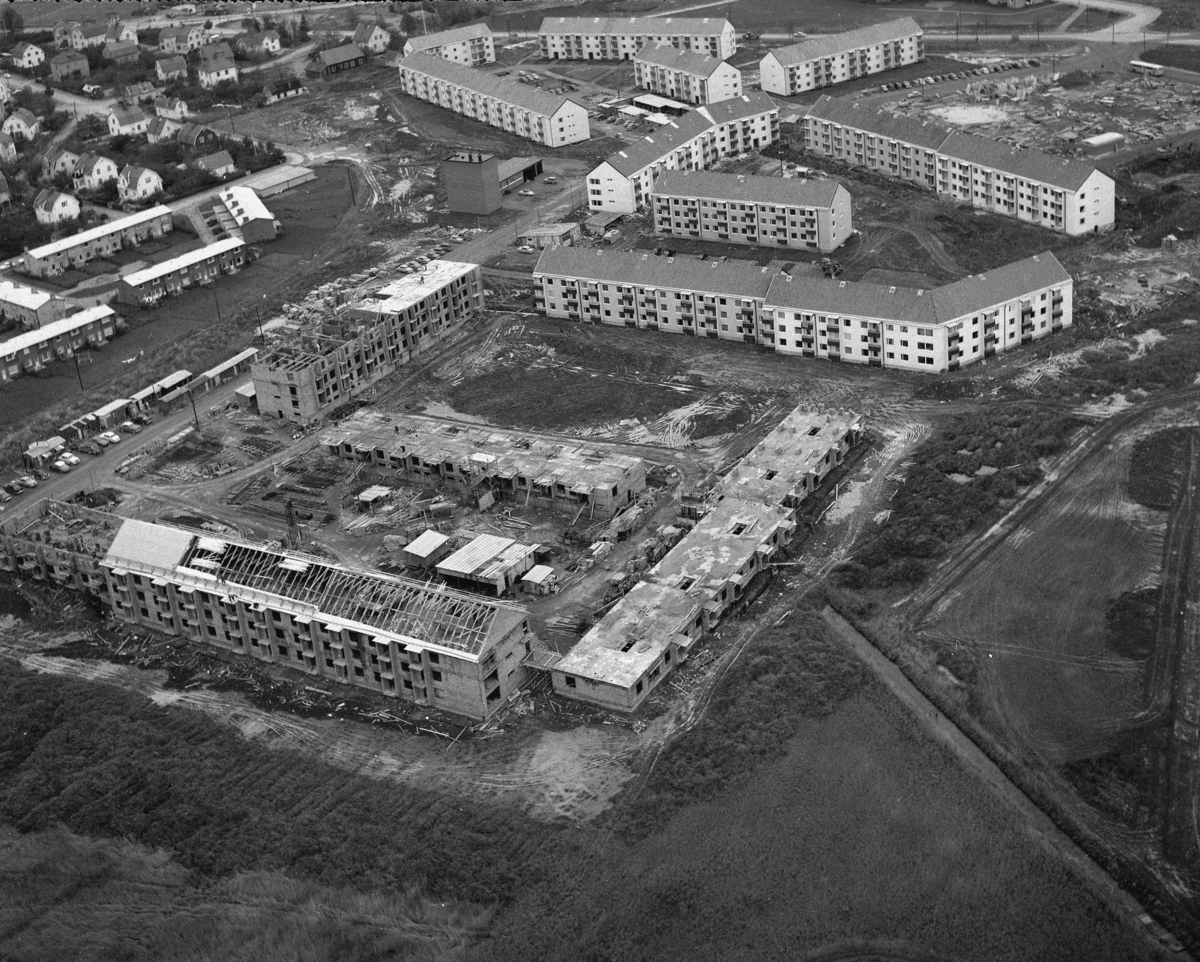 Byggnummer. Flygbilder. 
12 november 1958. 
Byggnation av Tybble (Drakenbergsgatan).