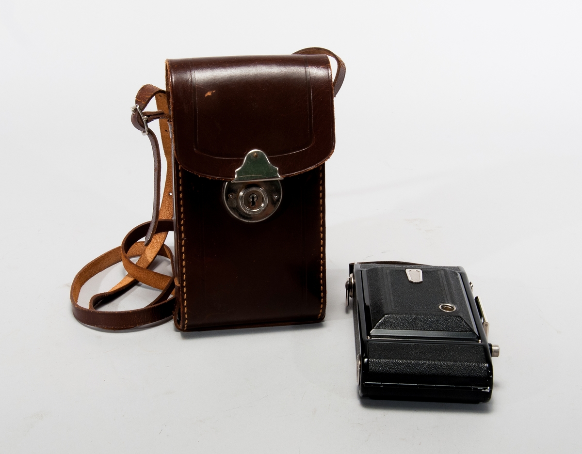 Kamera Zeiss Icon 505/2 med väska och axelrem av läder. 
Objektiv: Nettar-Anastigmat 1:4,5 f = 11 cm, slutare Klio.
Märkt på baksidan: Nettar 515/2.