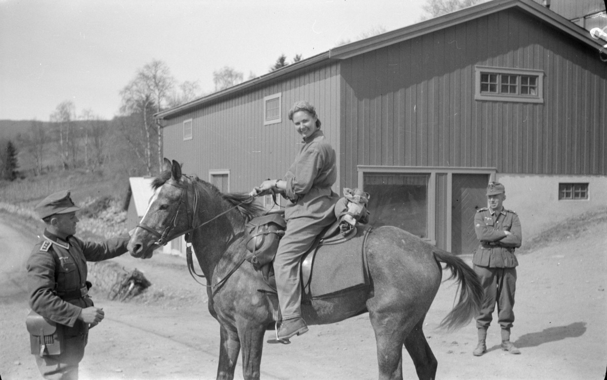 To tyskere og en kvinne til hest på ukjent sted i Østre Gausdal