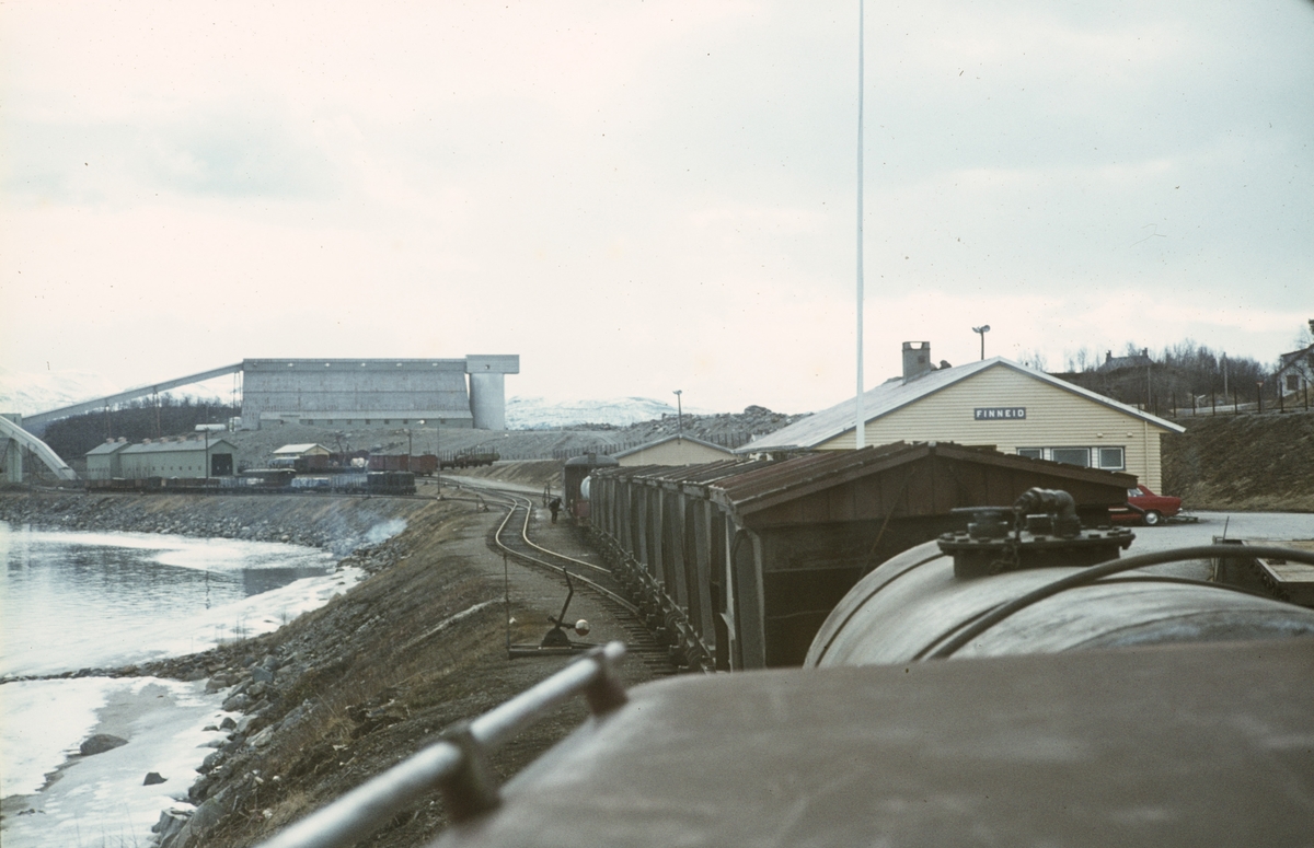 Utsikt fra Sulitjelmabanens diesellokomotiv SAULO på før avgang fra Finneid til Lomi