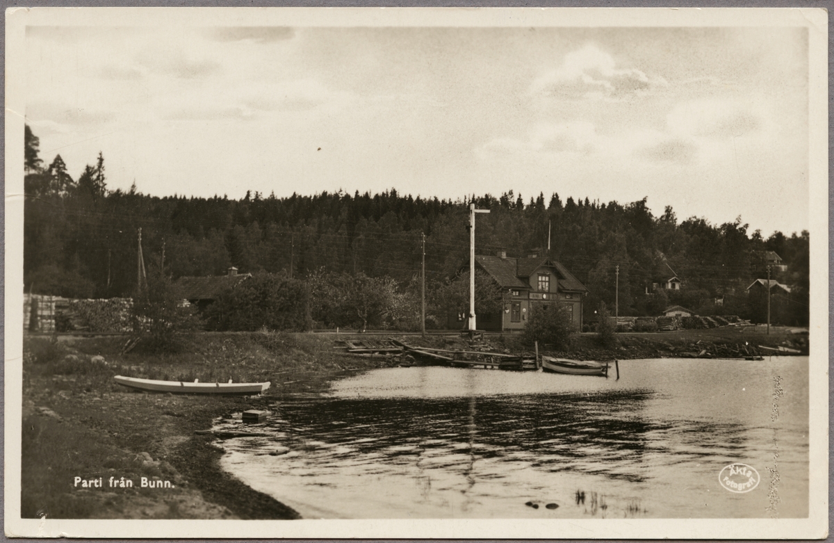 Vy på station och båtar vid sjön Bunn. - Järnvägsmuseet / DigitaltMuseum