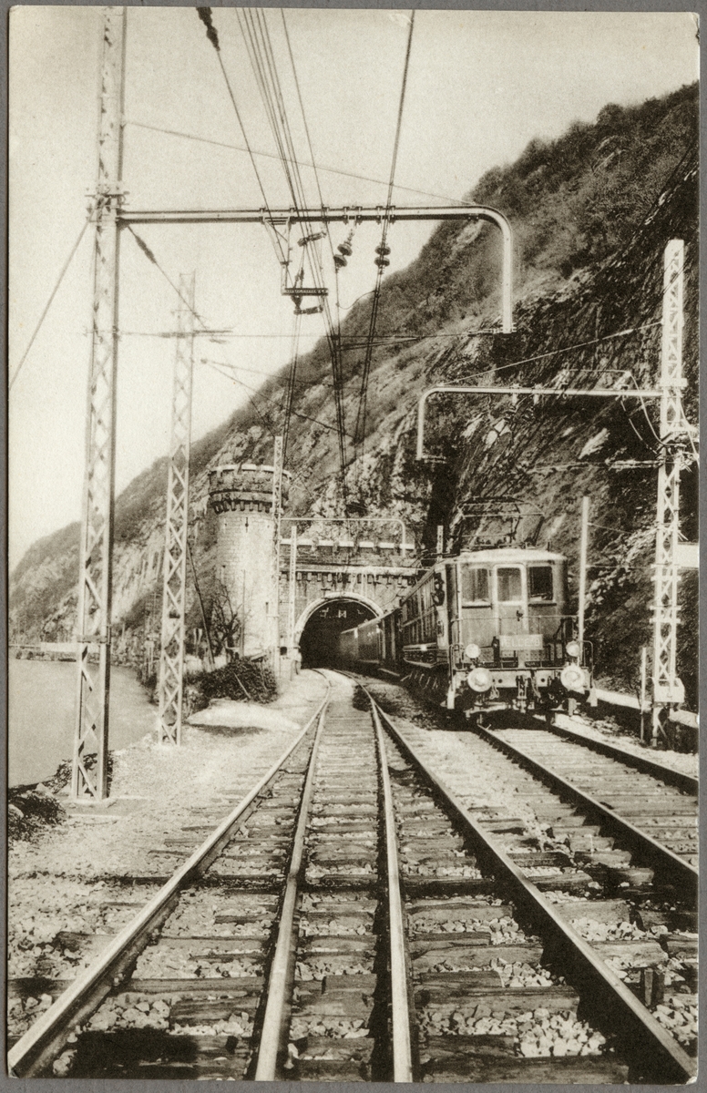 Compagnie des chemins de fer de Paris à Lyon et à la Méditerranée, PLM 161 CE 8.

Linje med persontåg vid järnvägstunnel genom berg.