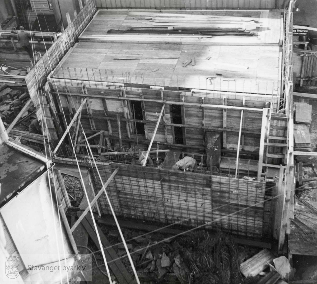 Forskalingsarbeid. Utvidelse og modernisering av Norem Baade i 1955. Bildet er tatt uta avisutklippsbok fra PA293 Utskilt fra PA293.