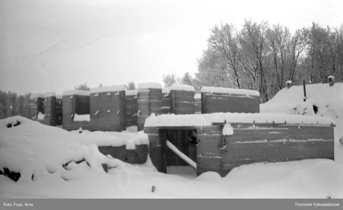 To bilder av et grunnmur til et fjøs/uthus i Bonakas i Tana, november-desember 1946. (FBib.96005-215, FBib.96005-216).