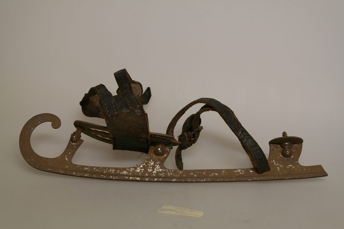 To krøllskøyter i jern/stål med lærreimer. Skounderlagene foran er klinket fast til skøytestålet. På høyre skounderlag er det risset inn R29 ("Right"), og på det venstre L29 ("Left"). På bakre skounderlag stikker det opp en skrue til feste av skoen.