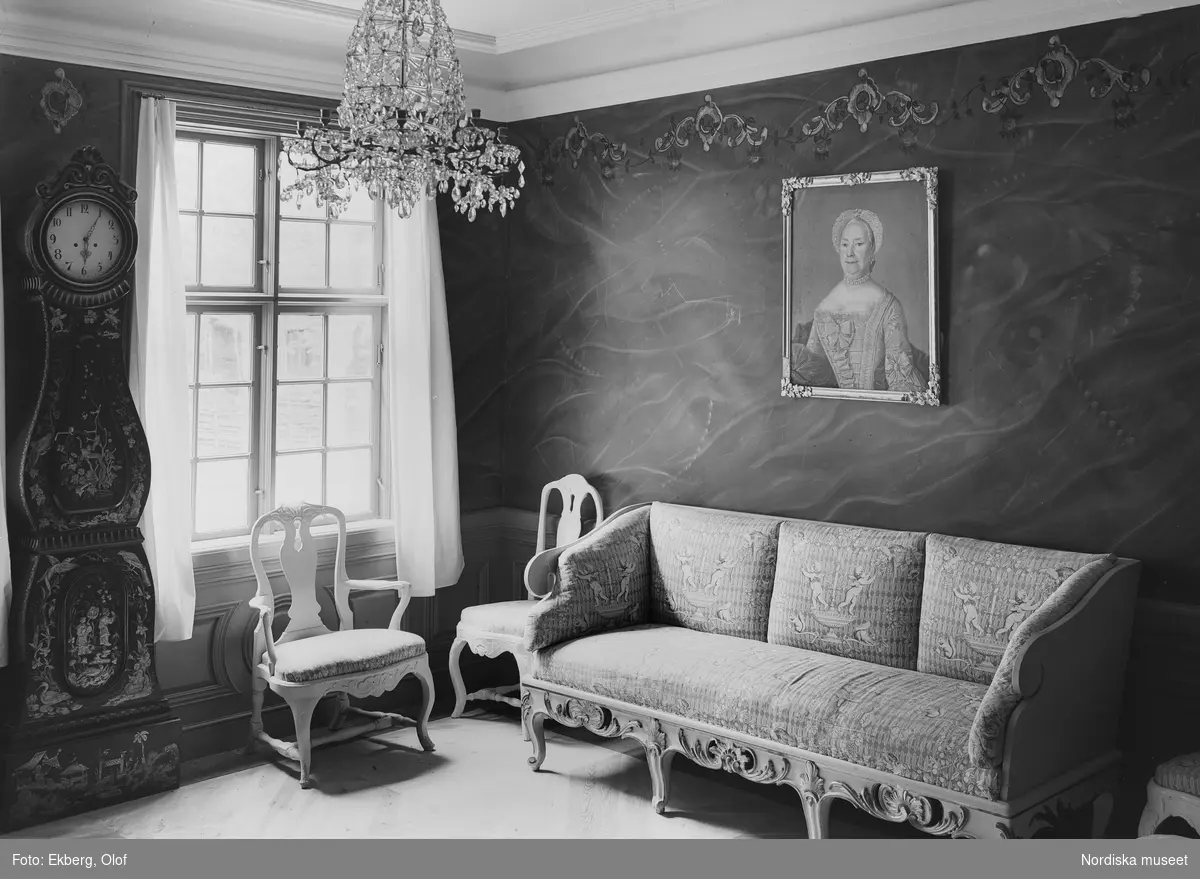 En av rumsmiljöerna i Julita gårds museum visade en svensk rokokointeriör. Den fasta inredningen i högreståndsavdelningen på museet kopierades efter bevarade interiördetaljer från tiden.
Foto: O. Ekberg 1931.