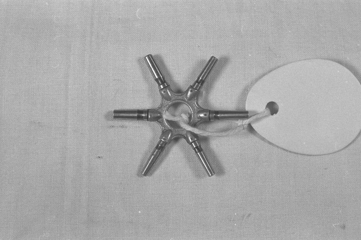Nøkkel støpt i messing  og jern/stål, med 6 trekkere i en stjerneform