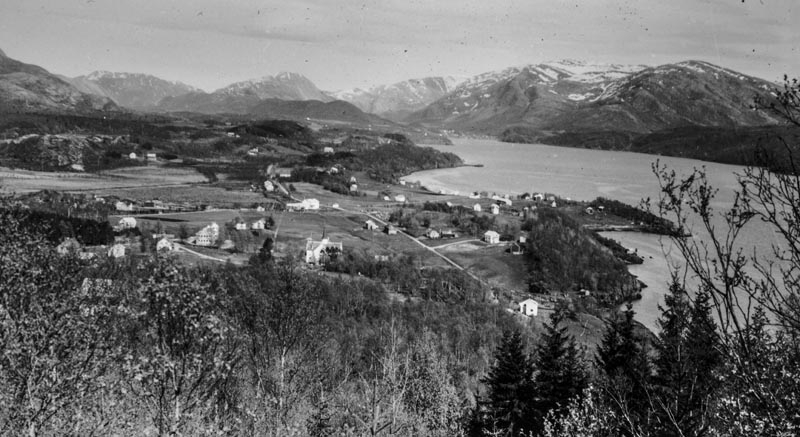 Leirfjord, Leland. Utsikt over indre del av Leirfjord, mot Leira. Bildet er tatt fra Storåsen på våren.