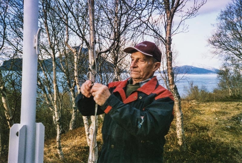 Leirfjord, Fagervika, Bruneset. Gunnar Fagervik heiser flagget i Bruneset, kystfortet fra 2. verdenskrig. Gunnar Fagervik er født i 1919.