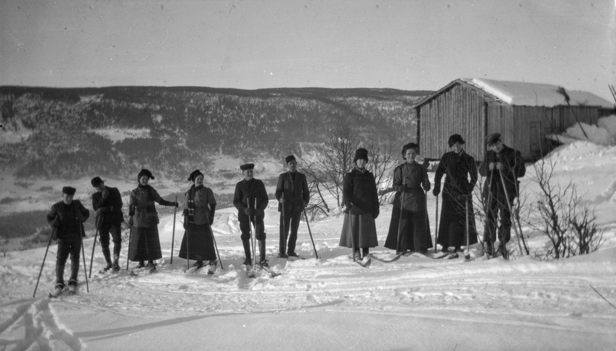 Ti kvinner og menn på ski