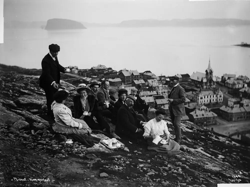 Midnatt på fjellet med utsikt over Hammerfest, 1907.