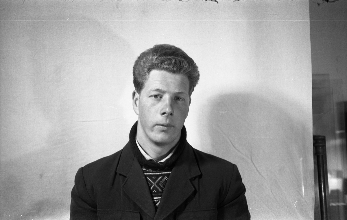 Mannsportrett fra juni/juli 1957. Personen antas å være Kjell Jensen fra Kraby, men han kan være forvekslet med broren Kåre.