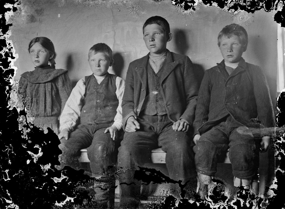 Leirfjord, Ulvangen, Myrvang. Portrett av barna til Kornelius (fotograf). 
F.v.: Paula Myrvang (f. 1903), Leif Myrvang (f. 1901), Johannes Myrvang (f. 1896-d. 1920) og Nils Myrvang (f. 1898-d. 3/10 1935).