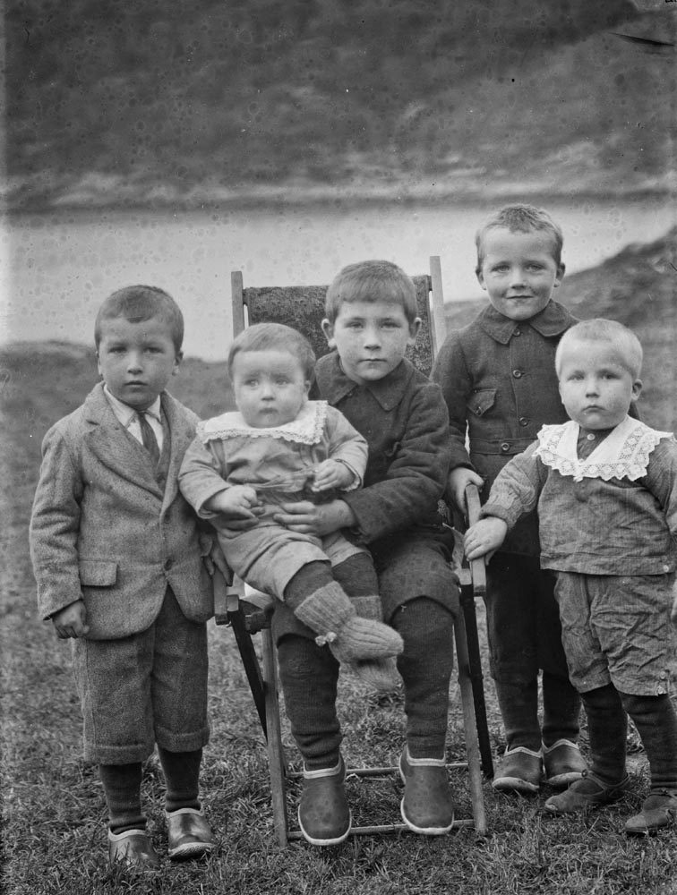 Leirfjord, Meisfjord, Baadstø. Barna til Paula (f. Myrvang), søster til Leif (fotograf), og mannen Jens Olsen. Barna er kledd i finklær. F.v.: Kornelius (f. 1929), Jarle (f. 1931). Johannes (f. 1925), Ole (f. 1927) og Arthur (f. 1930).
Bildet er brukt i Leirfjordkalenderen - oktober 2018.