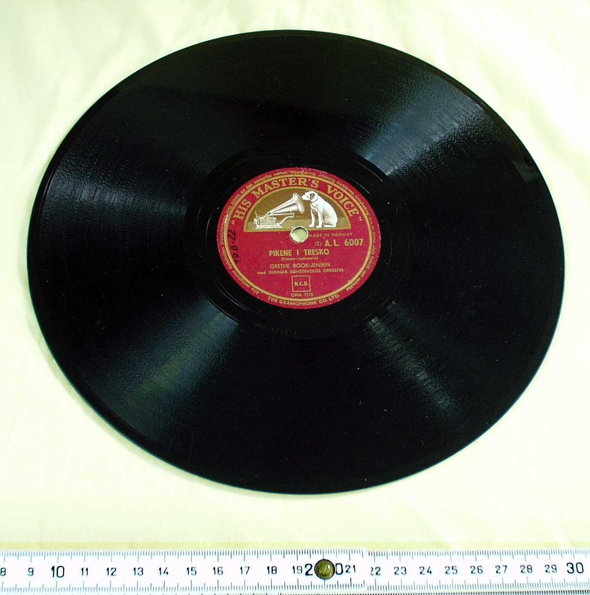 Grammofonplate. Sort med rød etikett. 
Logo: Hund foran en grammofon