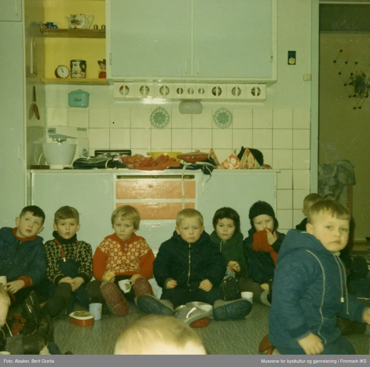 Honningsvåg. Klubben barnehagen på tur. Måltidet ble inntatt på kjøkkenet til Ingrid Grøtta i Elvedalen. 1965-66.