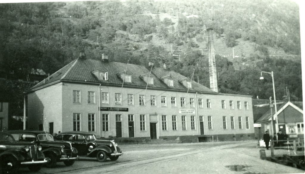 Ofoten Meieri bygg ble forlenget med to etasjer i høyre del. Både Saltens dampskipsselskap og Narvik dampskipsselskap hadde kontor i 2. etasje. Sistnevnte flyttet inn i 1938.