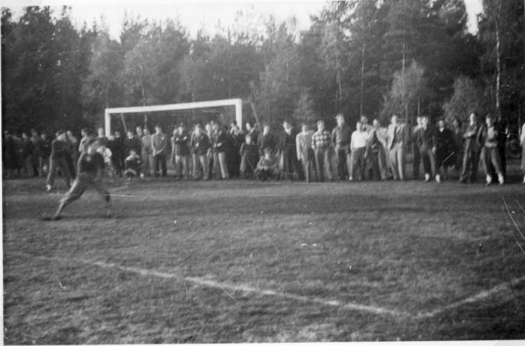 Troligen baseball-spel på Åsavallen, Grännaberget. Publik som tittar på.