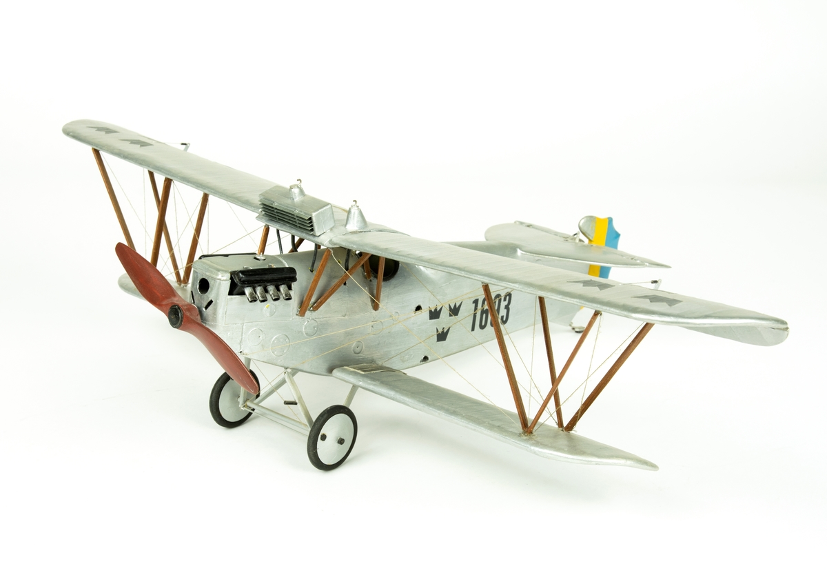 Flygplansmodell av Ö 5, Phönix Isotta-Dront. Modellen är kronmärkt och har nummer 1693 på sidan. Skala 1:24.
