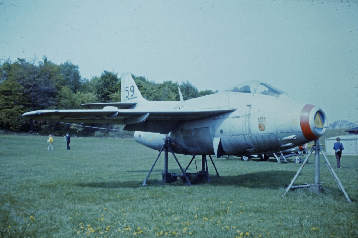 Flygplan J 29F nummer 536 märkt F 3-59 uppställt vid en flygdag på F 10 Ängelholm. Vy snett framifrån.