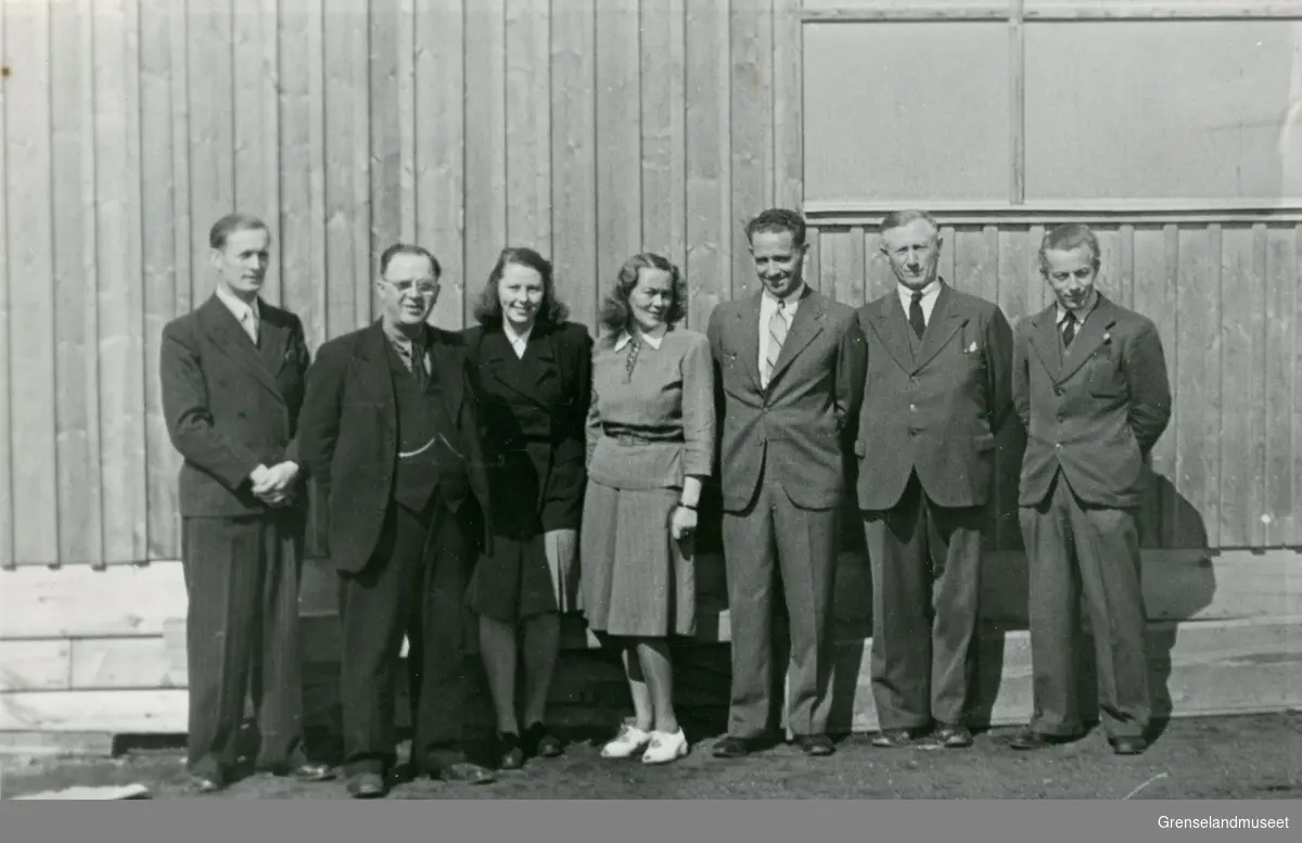 Lærerne ved Kirkenes Kommunale Høyere Almenskole i 1945-1946 utenfor Frelsesarmeen etter avslutningen i juni 1946. Fra venstre: Dahl, Axel Borgen, Borghild Bentzen, Gyda Rognmo, Knut Knutsen, Stangnes, Forseth.