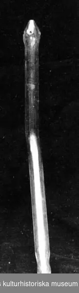 Lavemangmunstycke av glas. Rörformat. Krökt vid ungefär 2/3 av längden. Droppformad spets med fyra hål i sidorna och ett i längdriktningen.