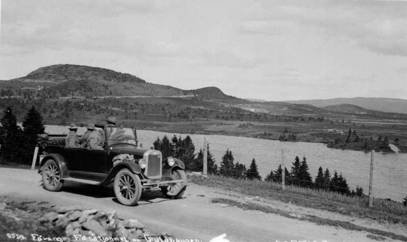 Ringebu. Bil på vei mot Guldhaugen. Chevrolet 1925.