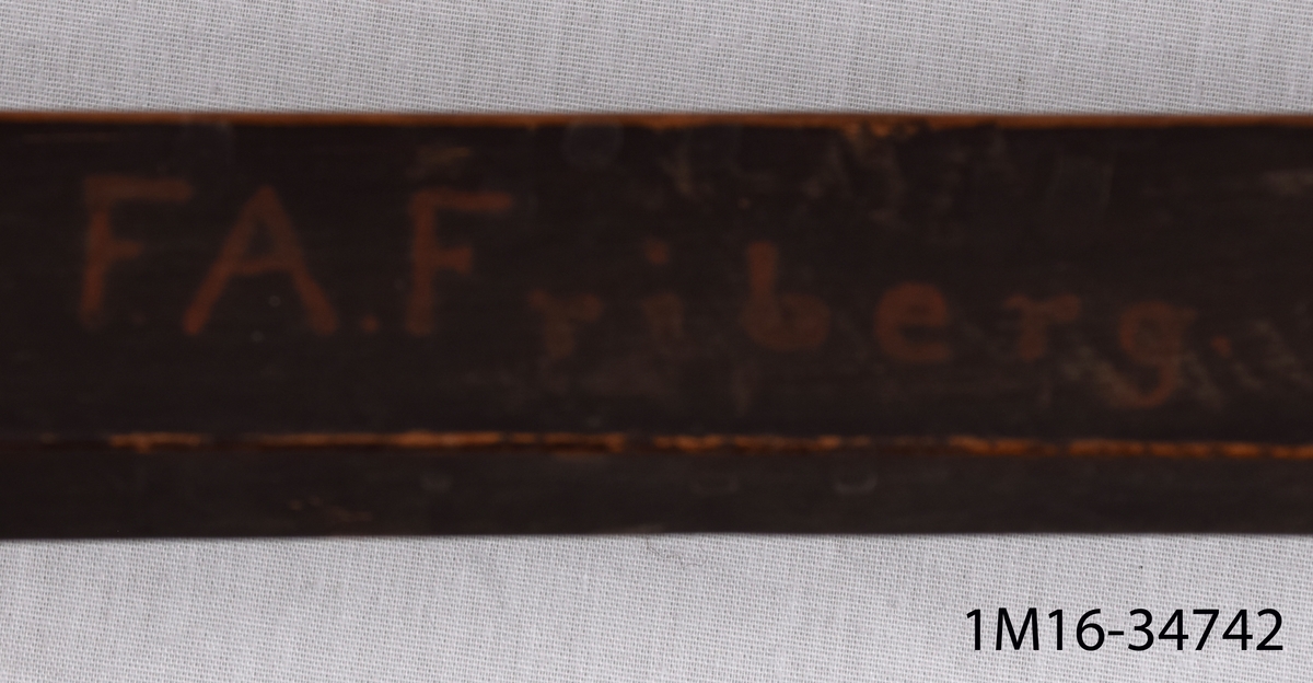 Lie med krokigt skaft, brunmålat, märkt F.A. Friberg, 1876 med romerska siffror.