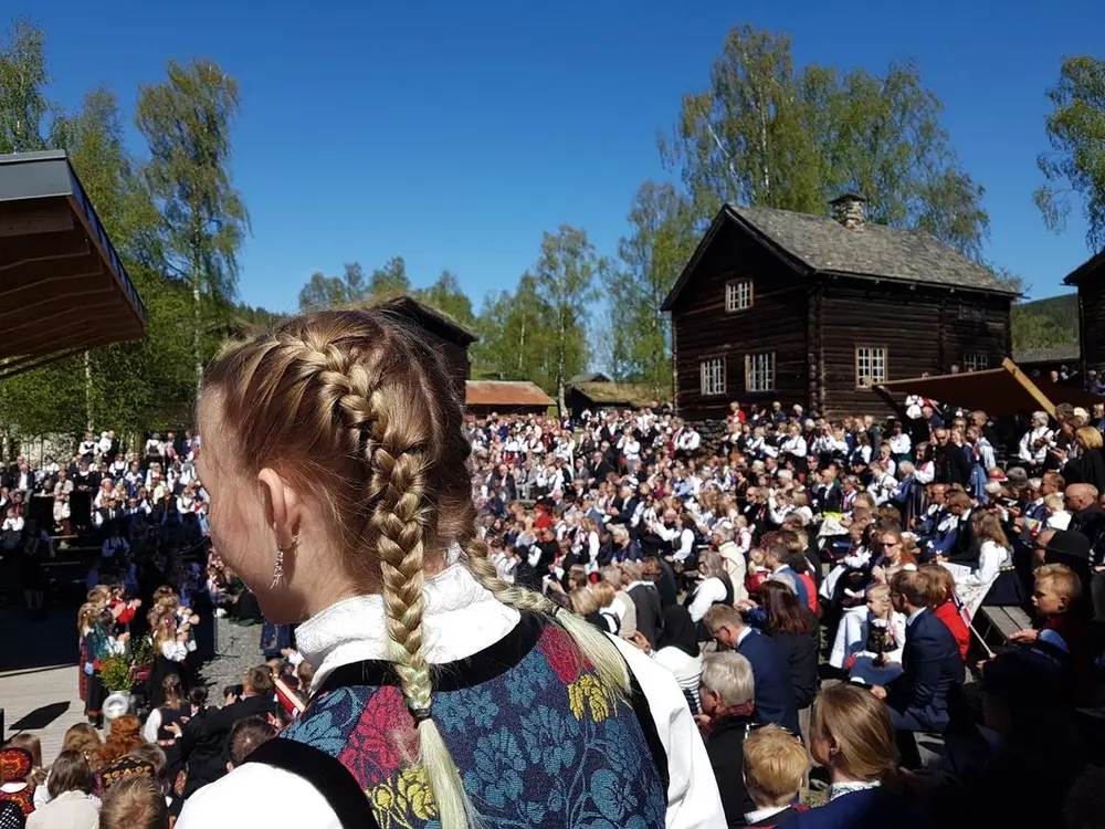 stor folkemengde på museet 17. mai