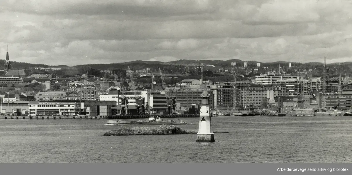 Oslo: Havna. Det har vært stor utbygging av havnområdene. 20. mai 1987