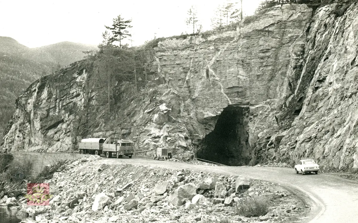 "Hallingporten" på Hallingdalsvegen ved Gulsvik. Ombygging av jernbanetunnel til vegtunnel ca 1970-73. Utvidelse av gammel jernbanetunnel (Østre Gulsvik tunnel på Bergensbanen) som skal tas i bruk som ny veg til erstatning for krapp kurve på utsiden av tunnelen. Åpnet 1973.