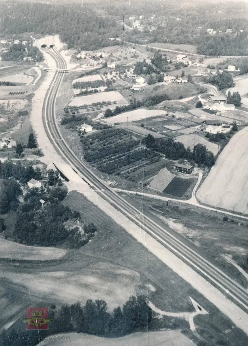Motorveg E18 Lierbakkene åpnet i 1967. Første byggetrinn ble åpnet med to kjørefelt samt eget krabbefelt (stigning 5%). I bakgrunnen to-felts tunnel samt krabbespor tunnel Fosskollen. Gjenstående byggetrinn; to-felt tunnel  gjennom Fosskollen og dekke to-felt i Lierbakkene, begge kjøreretning Drammen. Dette var første motorvegprosjektet i Buskerud.