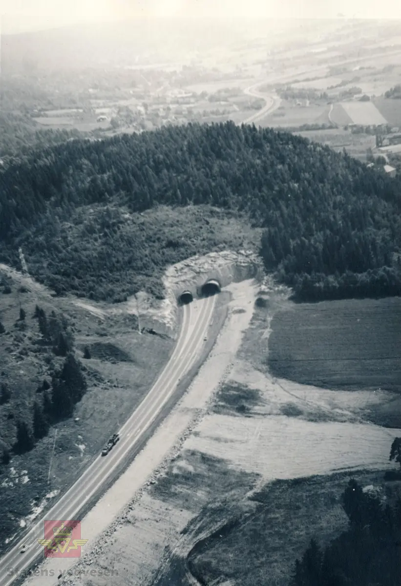 Motorveg E18 Lierbakkene, åpnet i 1967 med to kjørefelt pluss krabbefelt (stigning 5%). Bildet er tatt i retning Drammen mot Fosskollen tunnel. Gjenstående; vegdekke to kjørefelt samt to-felt tunnel gjennom Fosskollen, alt i retning mot Drammen. E18 Lierbakkene var det første motorveg-prosjektet i Buskerud.