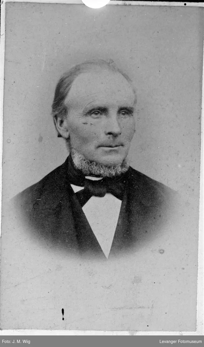 Nikolai Kristiansen Moksnes, repro fra en papirkopi av fotograf J.M.Wiig. Arkivet gikk tapt etter bybrannen i 1897.