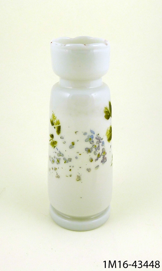 Vas, mjölkvitt glas, handmålade blommor och blad i blått och grönt på ena sidan, cylindrisk, något smalnande uppåt.