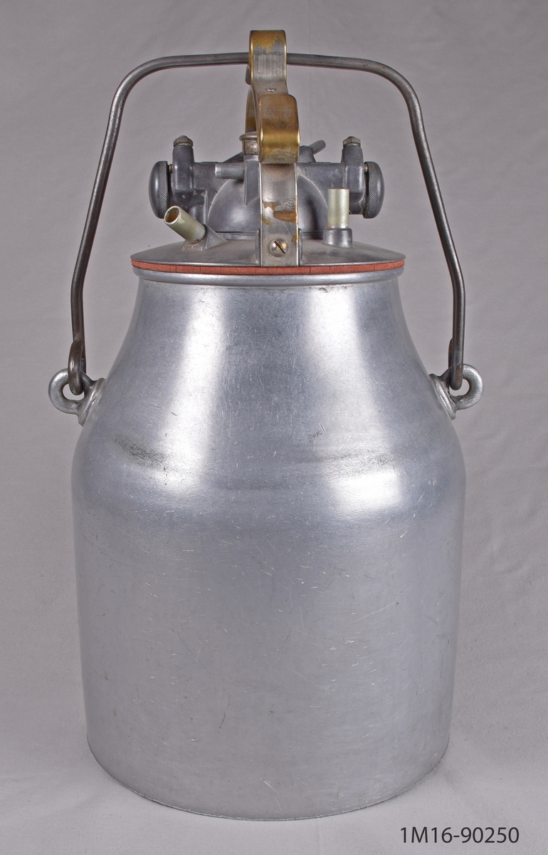 Mjölkmaskin cylinderformad med avsmalnande hals. Tillbehör finns.