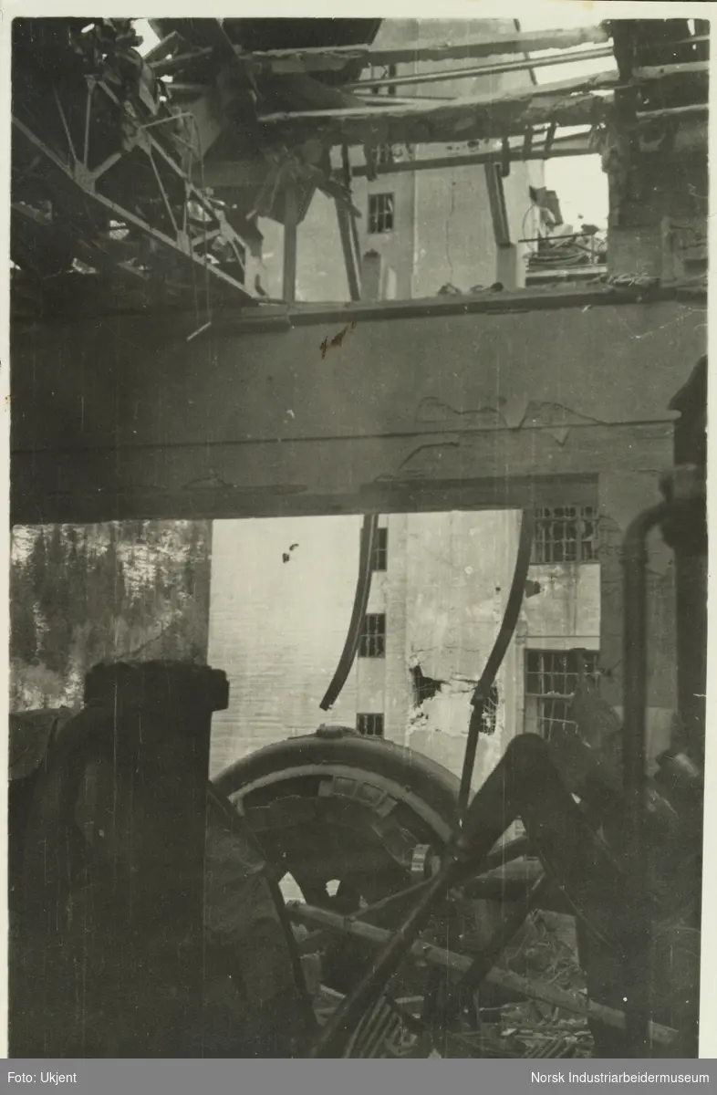 Skade på turbin og maskinhall etter bominga av Rjukan i 1943