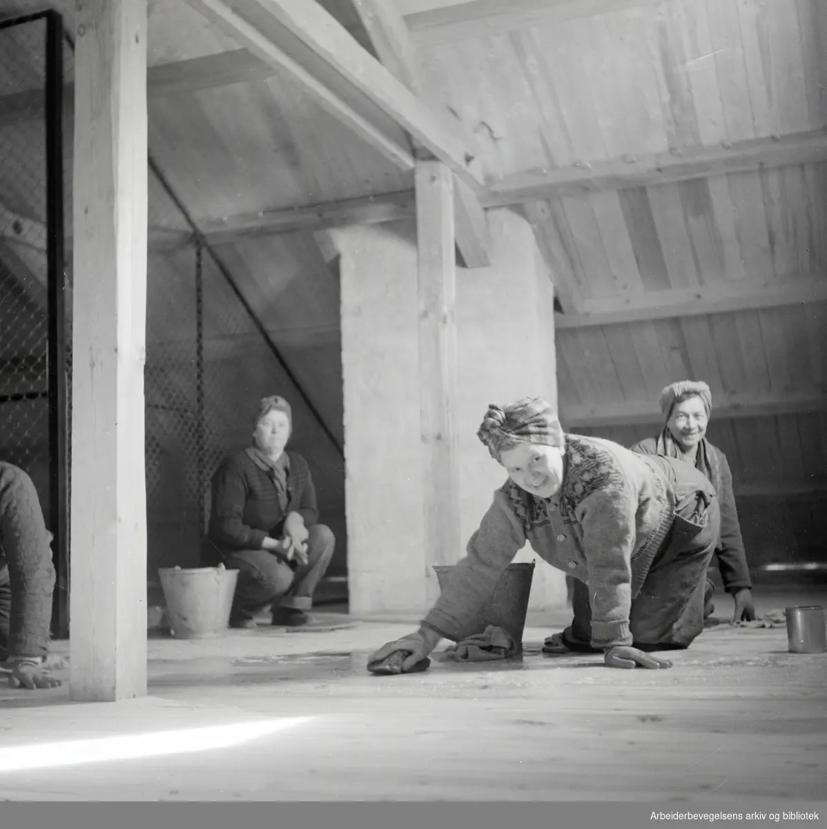 Kvinner rengjør og gjør klart til innflytting i OBOS-leiligheter på Myrer borettslag, mars 1951..