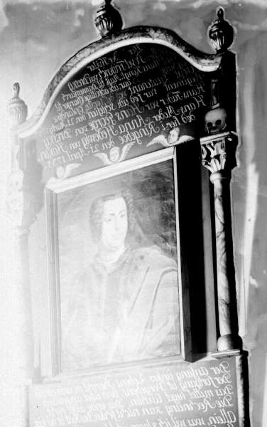 Ringebu. Ringebu stavkirke. Epitafium over oberst Poul Friedrich von Dresky. Portrett malt av Eggert Munch. Scanna bilde er speilvendt.