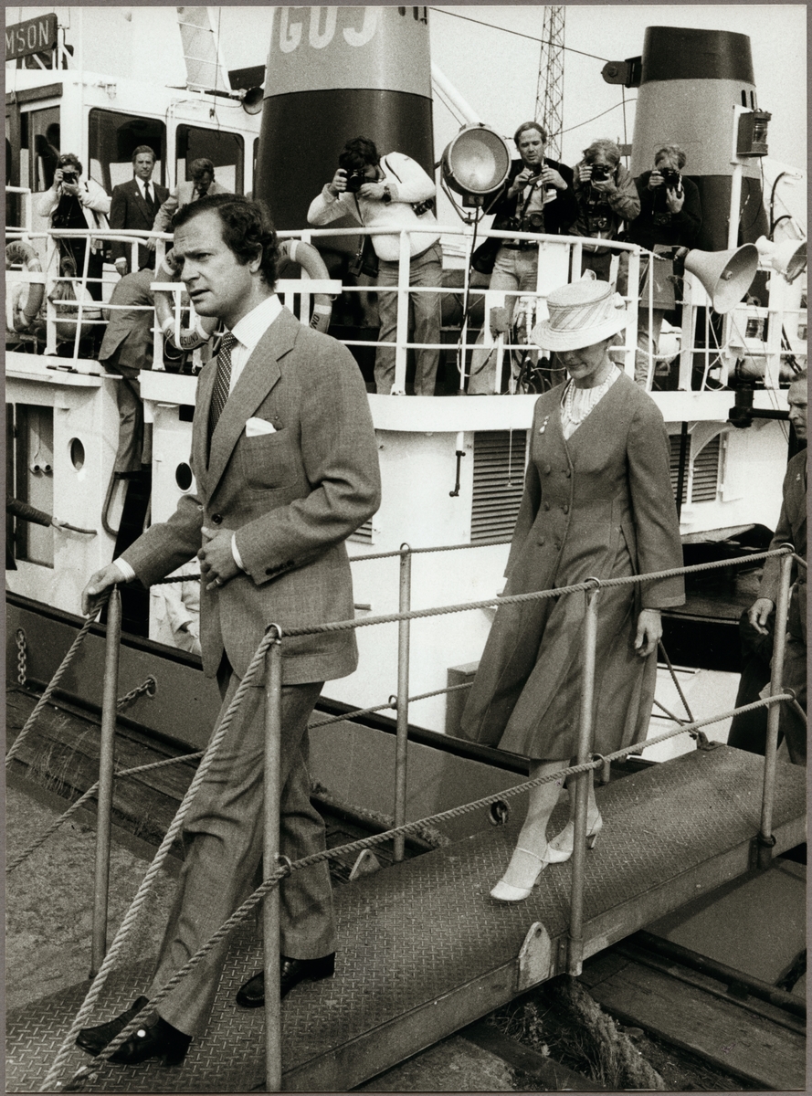 Kung Carl den XVl Gustaf och Drottning Silvia kliver av Trafikaktiebolaget Grängesberg - Oxelösunds Järnvägar, TGOJ:s bogserbåt "Simson", som ligger förtöjd vid kajen i Oxelösunds hamn den 9 september 1980.