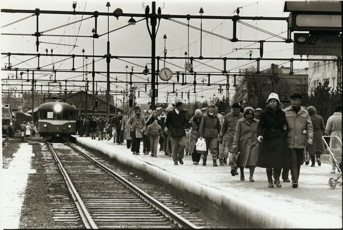 Tågets dag vid Eskilstuna Central. Återvändande besökare efter visning på verkstaden. TGOJ X20-1 i bakgrunden.