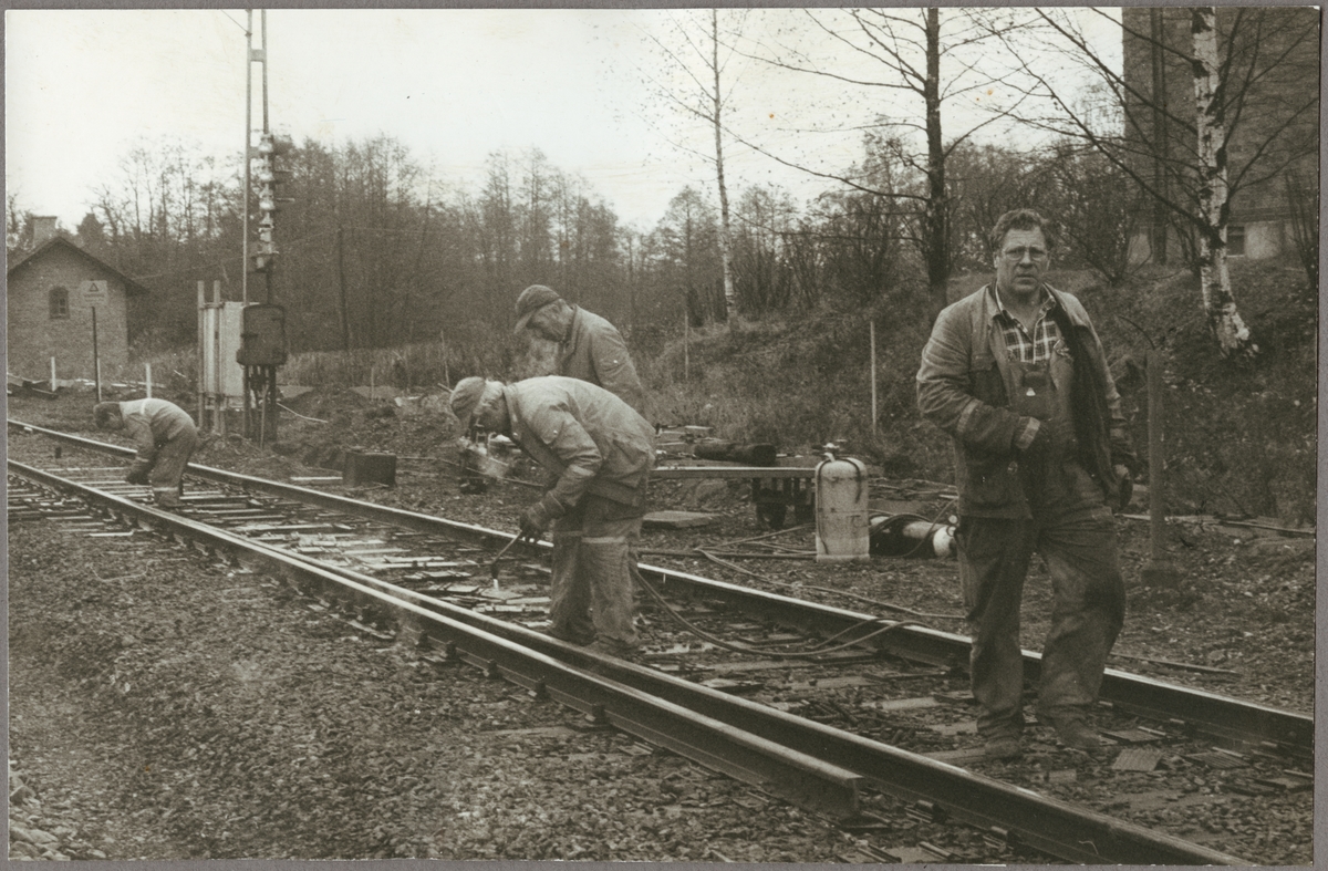 För lätthanterligare bangård vid infartsväxel till Vedevåg arbetar "växellaget" från Trafikaktiebolaget Grängesberg - Oxelösunds Järnvägar, TGOJ, med att riva spår II, med Bengt Eriksson i täten i oktober 1986.