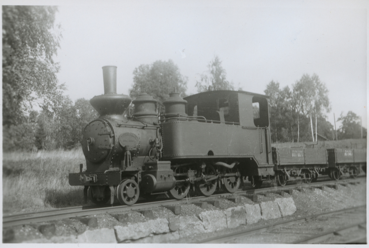 Bredsjö - Degerfors Järnväg, BDJ lok 5 på smalspårig järnväg. BDJ J 165 som första godsvagn.