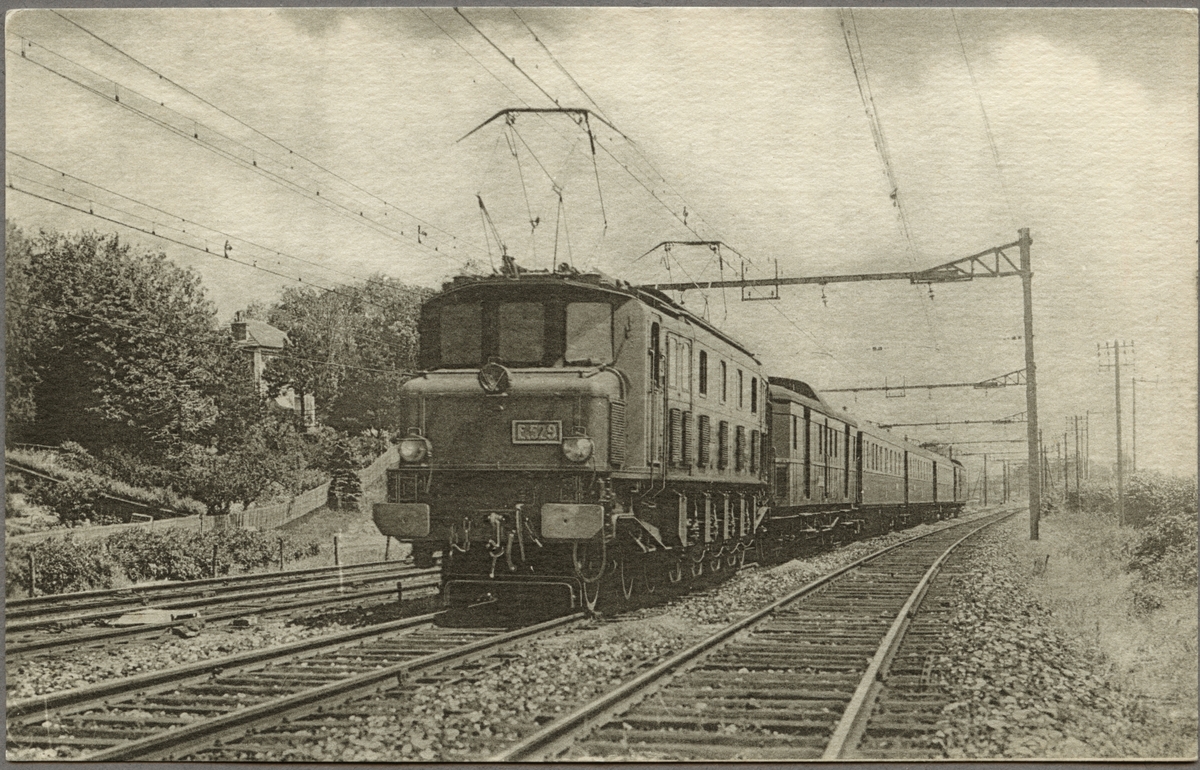 Compagnie du chemin de fer de Paris à Orléans, PO E 529.

Tåg med ellok i trafik på järnvägslinje.